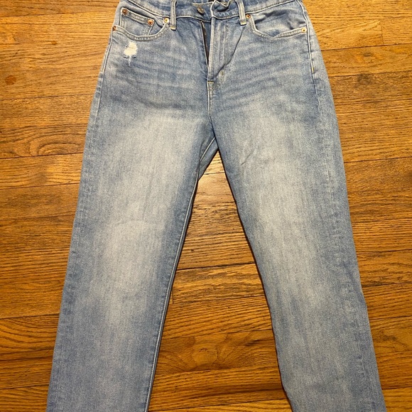 Gap size 25 girlfriend jeans.  Worn but in excellent condition - Picture 1 of 4
